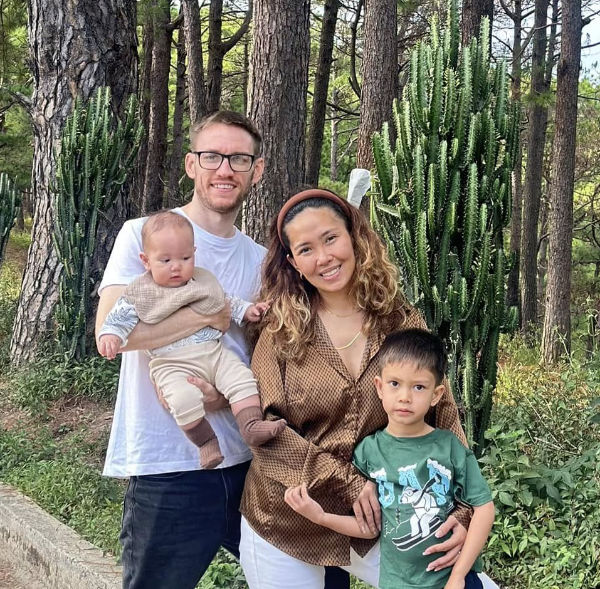 The Stott family in Wright Park, Baguio.